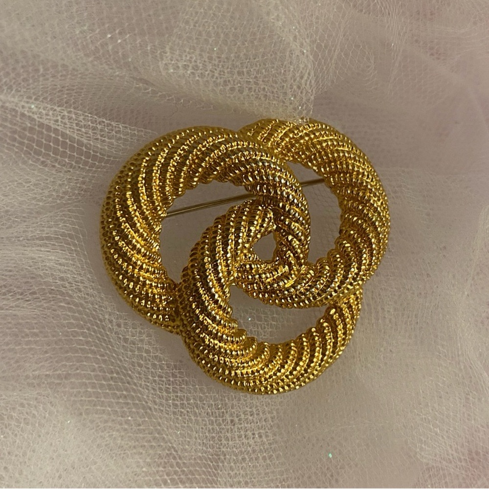 Celtic Trinity Infinite Love Knot
Brooch Pin